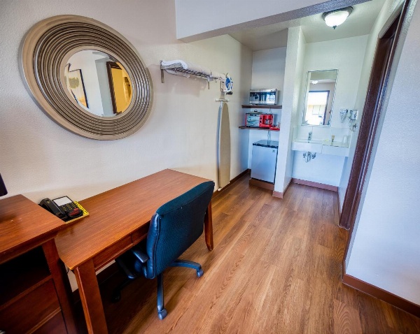 Budget Inn image 4